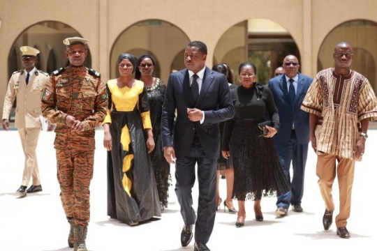Dans la Pure Tradition Africaine : Une délégation burkinabè porteuse des condoléances du capitaine Traore au président Faure