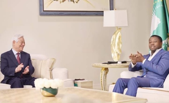 Le président Faure échange avec le révérend pasteur Ock Soo Park, fondateur de l'IYF